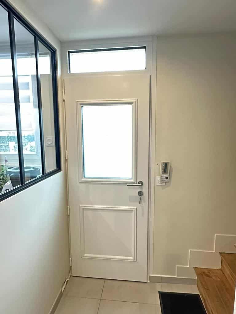 Transformation Élégante : Porte d’Entrée K-Line pour une Entrée Moderne