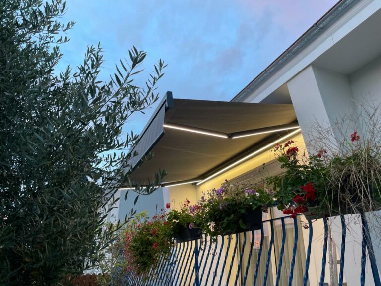 Pose d’un store banne motorisé avec éclairage led intégré !
