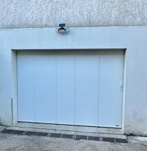 Modernisation d’une porte de garage sectionnelle latérale : Allier Style et Fonctionnalité